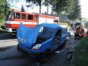 Pošťačka nabourala do protijedoucího auta, jeho řidič z místa utekl