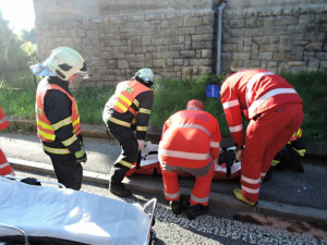Pošťačka nabourala do protijedoucího auta, jeho řidič z místa utekl