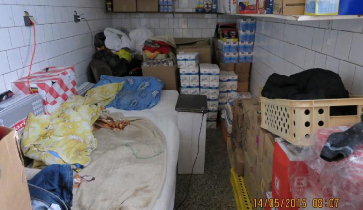 Inspekce zavřela samošku na Frýdlantsku. Majitel spal mezi zbožím