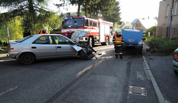 Pošťačka nabourala do protijedoucího auta, jeho řidič z místa utekl
