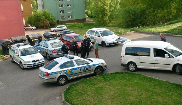 Police zasahující v ulici U Sila. Foto: čtenář Drbny