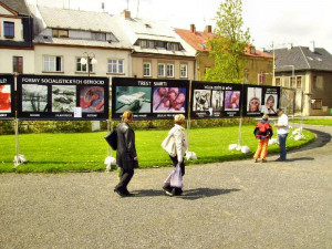 Fotky potratů neměly na náměstí v Chrastavě co dělat