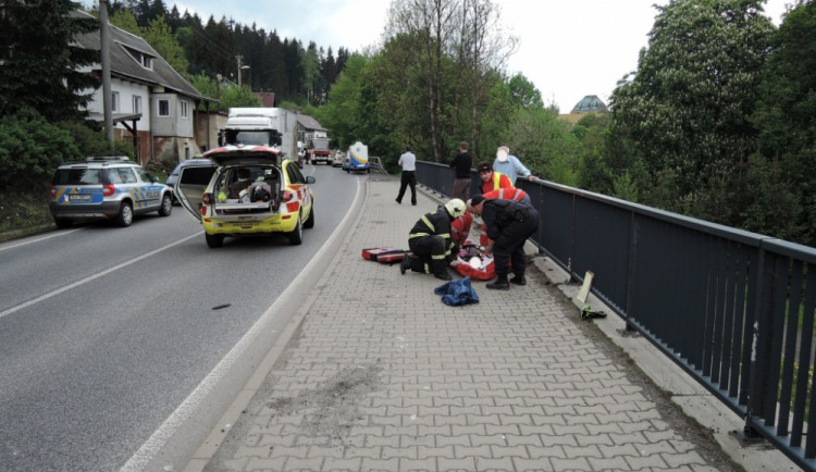 Ve Smržovce vjelo auto na chodník a zranilo matku s dítětem