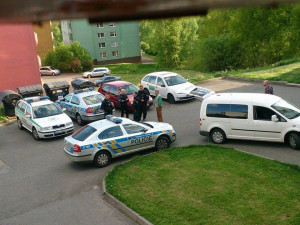 Police zasahující v ulici U Sila. Foto: čtenář Drbny