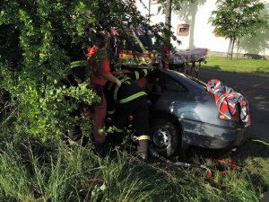 Poraněného řidiče museli za Turnovem vystříhávat hasiči. Foto: HZSLK
