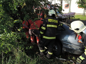 Poraněného řidiče museli za Turnovem vystříhávat hasiči. Foto: HZSLK