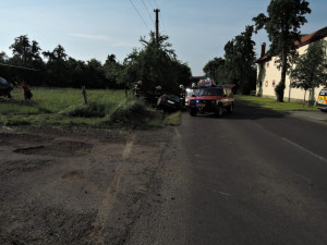 Poraněného řidiče museli za Turnovem vystříhávat hasiči. Foto: HZSLK