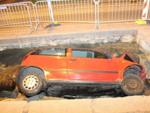 Mladá řidička schovala Punto do výkopu. Zranila sebe i kamaráda. Foto: Policie ČR