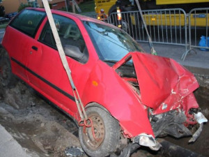 Mladá řidička schovala Punto do výkopu. Zranila sebe i kamaráda. Foto: Policie ČR