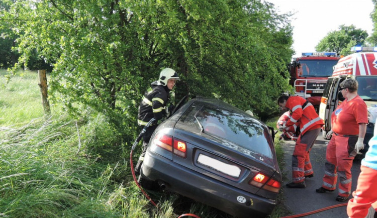 Poraněného řidiče museli za Turnovem vystříhávat hasiči. Foto: HZSLK