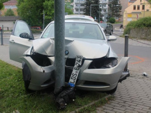 Řidič BMW si spletl pedály, zastavila ho až lampa u silnice