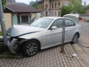 Řidič BMW si spletl pedály, zastavila ho až lampa u silnice. Foto: Policie ČR
