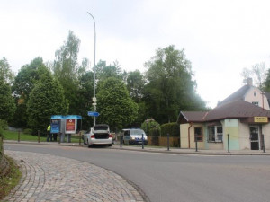 Řidič BMW si spletl pedály, zastavila ho až lampa u silnice. Foto: Policie ČR