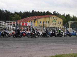Na Autodromu v Sosnové se 60 motocyklistů učilo, jak "přežít"