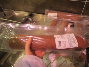 Liberecké Tesco nabízelo zákazníkům plesnivý salám. Foto: SZPI