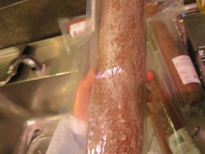 Liberecké Tesco nabízelo zákazníkům plesnivý salám. Foto: SZPI