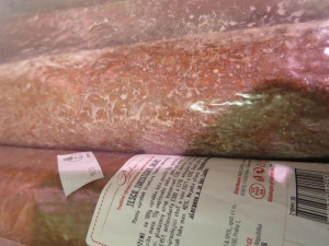 Liberecké Tesco nabízelo zákazníkům plesnivý salám. Foto: SZPI