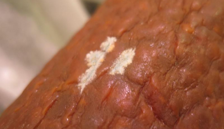 Liberecké Tesco nabízelo zákazníkům plesnivý salám. Foto: SZPI