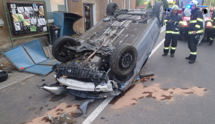 Zfetovaný polský "neřidič" otočil ve Vísce na střechu své auto. Foto: Hasiči Frýdlant. Foto: Hasiči Frýdlant