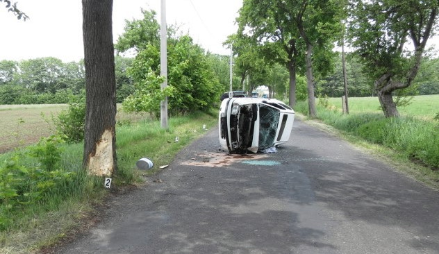Řidička nabourala do stromu, její auto skončilo na boku. Policie ČR