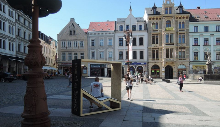 Odpočiňte si, na náměstí před radnicí jsou lehátka od studentů. Foto: Facebook