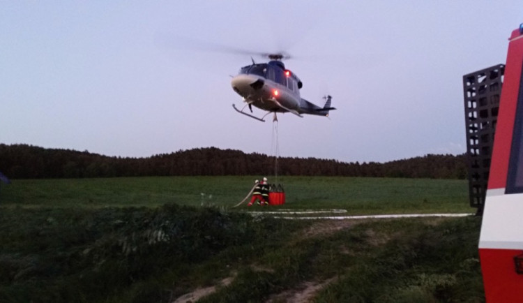Hasiči už druhým dnem likvidují požár na dvou hektarech lesa. Foto: HZSLK