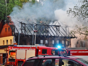 Tragický školní výlet. Při požáru chaty uhořeli dva lidé