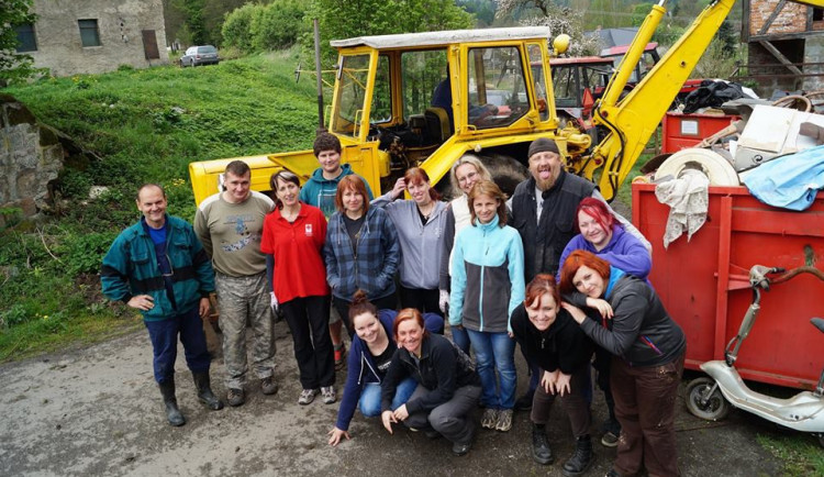 Pracovní zapálení při úklidu nové sociální farmy. Foto: Facebook 