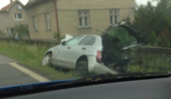 Nehoda v Mníšku. Foto: čtenář Drbny