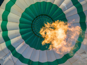 Balón může létat díky ohřátému vzduchu