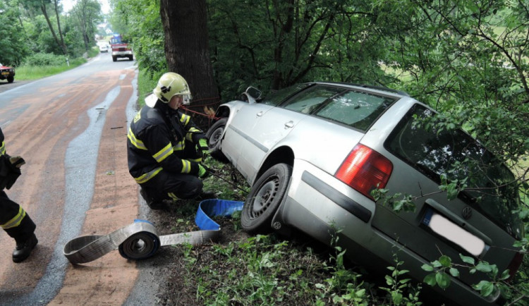 Nehoda na rozlité naftě. Foto: HZSLK