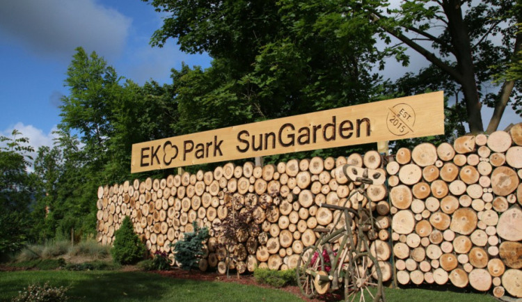 Piknikové paloučky nebo domečky na stromech. V Liberci vzniká unikátní park