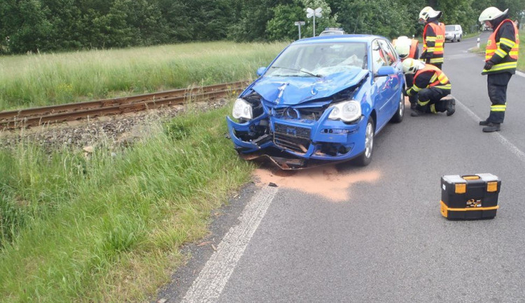 Střet osobního vozu s vlakem zastavil provoz na Frýdlantsku. Foto: Hasiči Frýdlant