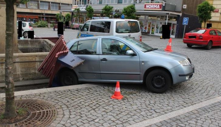 Řidičce ujelo auto, srazilo lavičku a zastavilo se o kašnu. Foto: Policie ČR