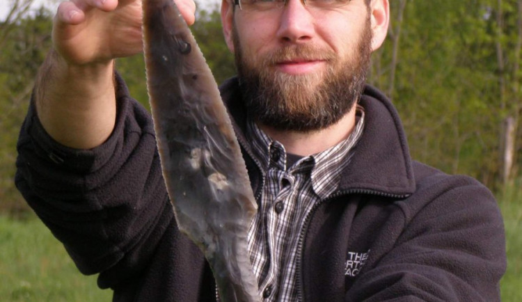 Štípač kamene z Jindřichovic se živí jako za doby kamenné. Foto: Jaknapazourek.cz