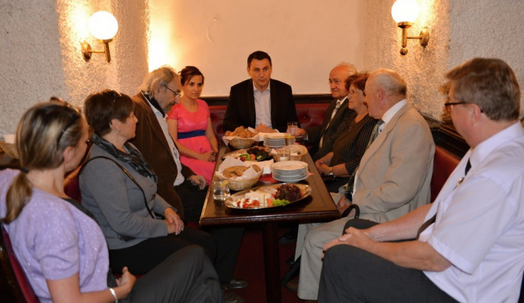 Posezení s oceněnými.