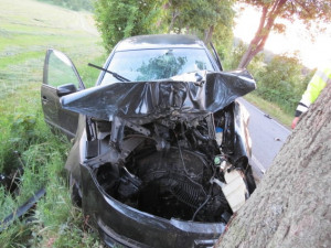 Na stejném úseku havarovali dva řidiči, každý do jiného stromu. Foto: Policie ČR