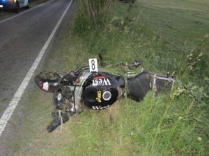 Na stejném úseku havarovali dva řidiči, každý do jiného stromu. Foto: Policie ČR