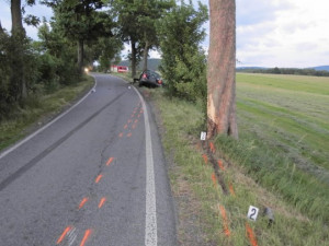 Na stejném úseku havarovali dva řidiči, každý do jiného stromu. Foto: Policie ČR