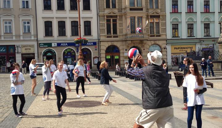 Ulice Liberce patřily volejbalu. Odbíjelo se u kraje i radnice