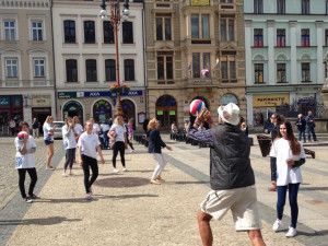 Ulice Liberce patřily volejbalu. Odbíjelo se u kraje i radnice