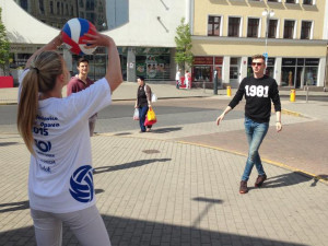 Ulice Liberce patřily volejbalu. Odbíjelo se u kraje i před radnicí