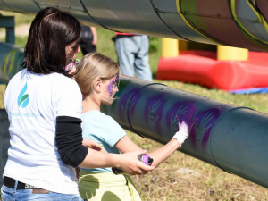 Na dvě stovky lidí obtiskly svou dlaň na parovod. Foto: Jablonecká energetická