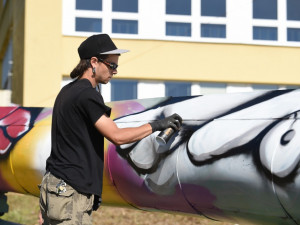 Více než 100 metrů potrubí se stalo galerií. Foto: Jablonecká energetická