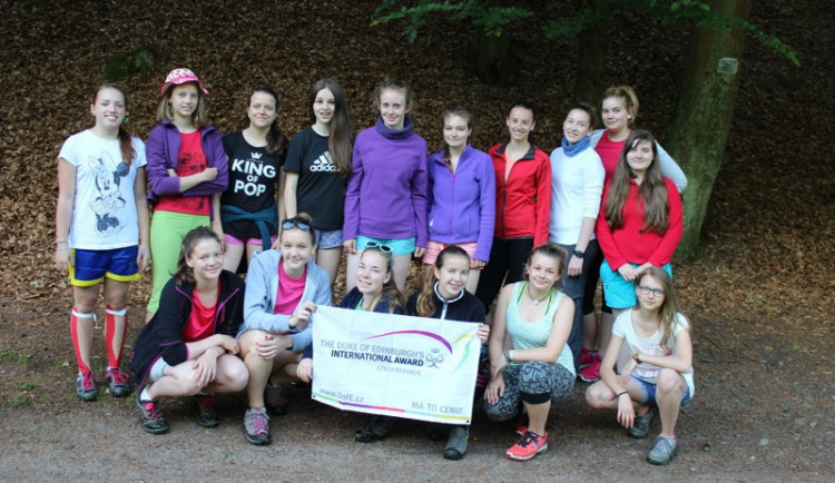 Všech šestnáct dívek na expedici. Foto: ZŠ Lesní