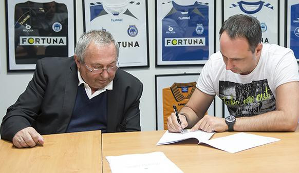 Trenér Trpišovský podepisuje smlouvu za účasti prezidenta klubu Zbyňka Štillera