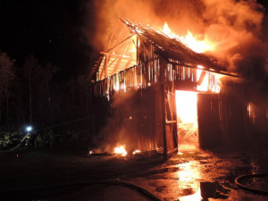 V noci shořela stodola a část domu ve vesnici u Turnova