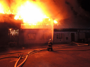 V noci shořela stodola a část domu ve vesnici u Turnova. Foto: HZSLK