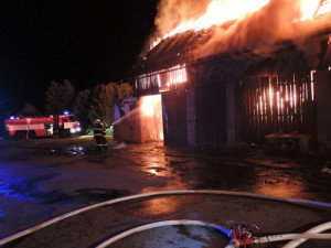 V noci shořela stodola a část domu ve vesnici u Turnova. Foto: HZSLK