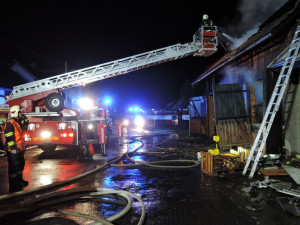 V noci shořela stodola a část domu ve vesnici u Turnova. Foto: HZSLK